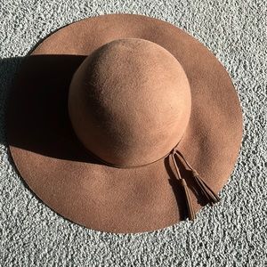 Brown floppy hat!